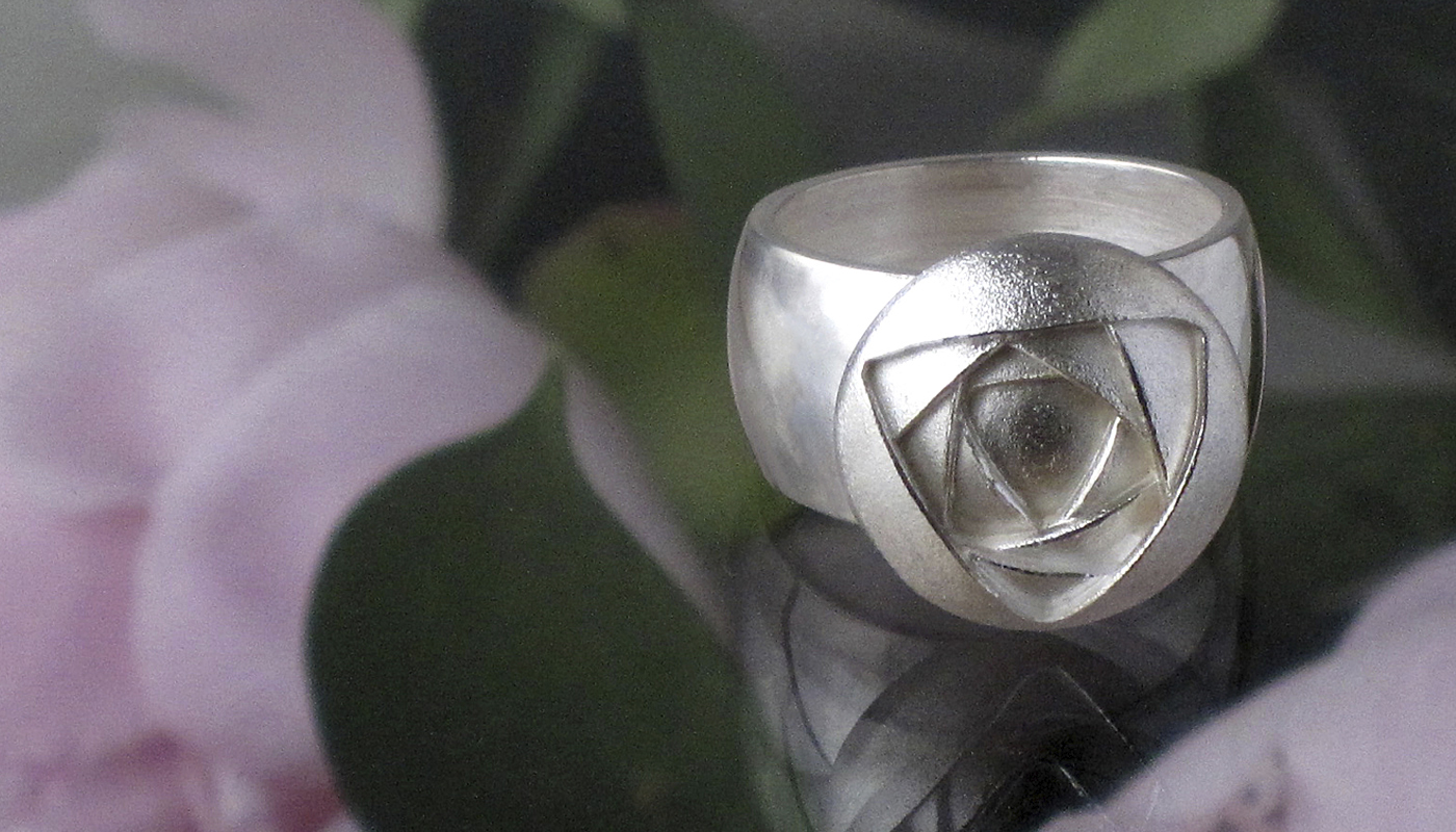 Design Taru Tonder peony handmade silver ring with flower background.